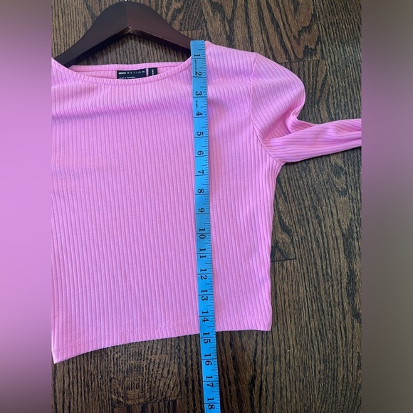 ASOS design pink ribbed crop top women’s Sz. 2 long sleeves with snaps accent - Picture 6 of 6
